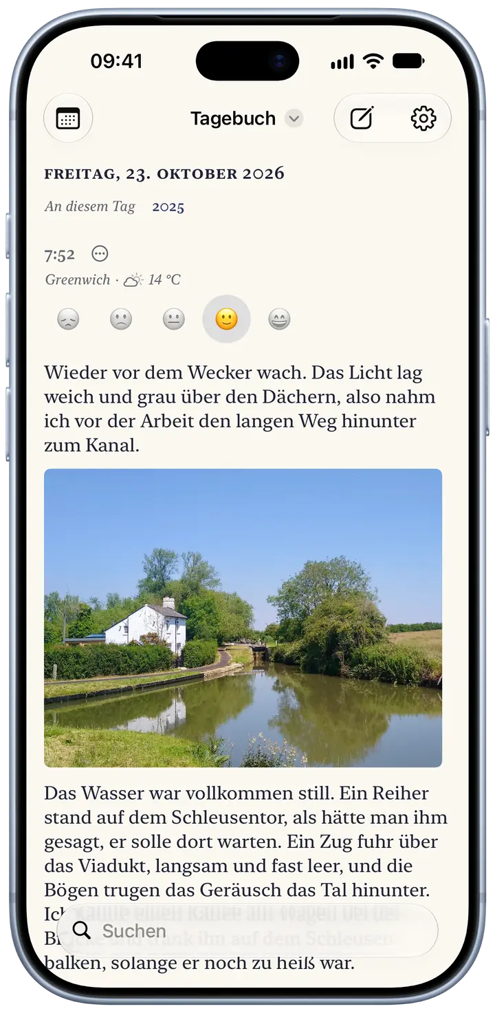 Die Seite von heute in Bifolio auf einem iPhone, Freitag, 23. Oktober 2026: ein Eintrag von 7:52 Uhr in Greenwich, 14 °C und teils bewölkt, ein Lächeln als Stimmung gewählt, ein kurzer Absatz über einen frühen Spaziergang zum Kanal und das Foto eines weißen Häuschens an einer Schleuse.