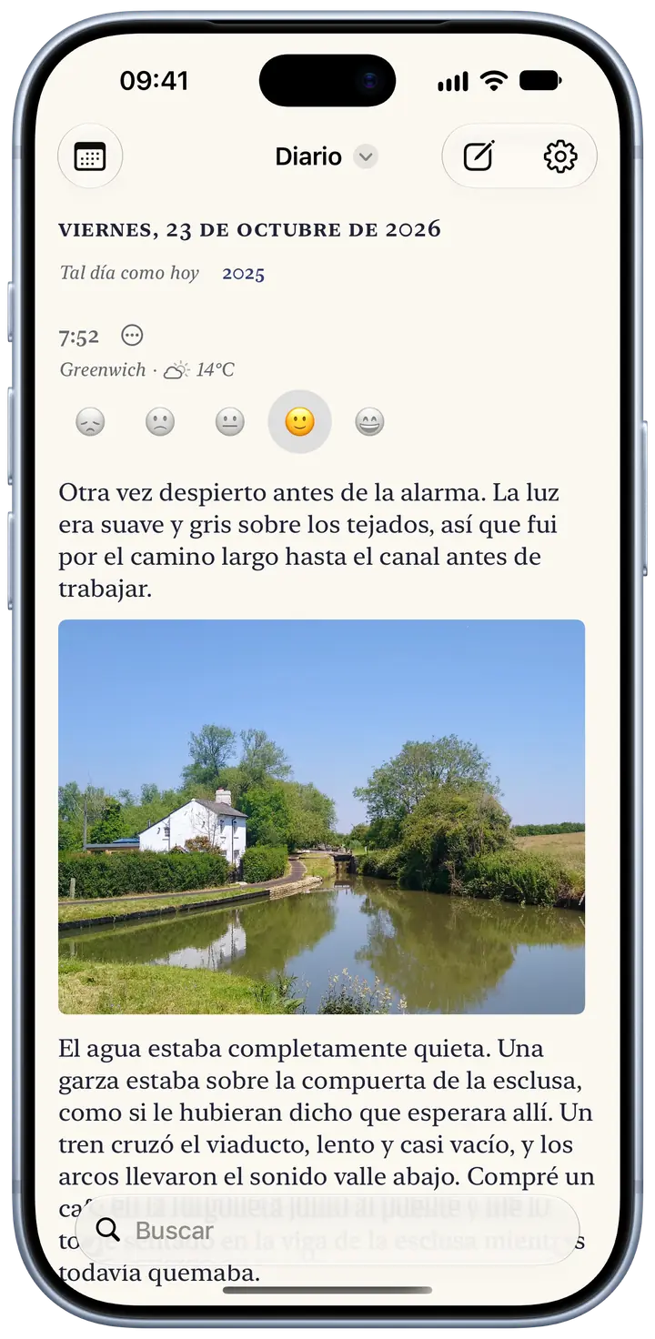 La página de hoy de Bifolio en un iPhone, el viernes 23 de octubre de 2026: una entrada de las 7:52 en Greenwich, con 14 °C y cielo parcialmente nublado, una cara sonriente como estado de ánimo, un párrafo breve sobre un paseo temprano y la foto de una casita blanca junto a la esclusa de un canal.