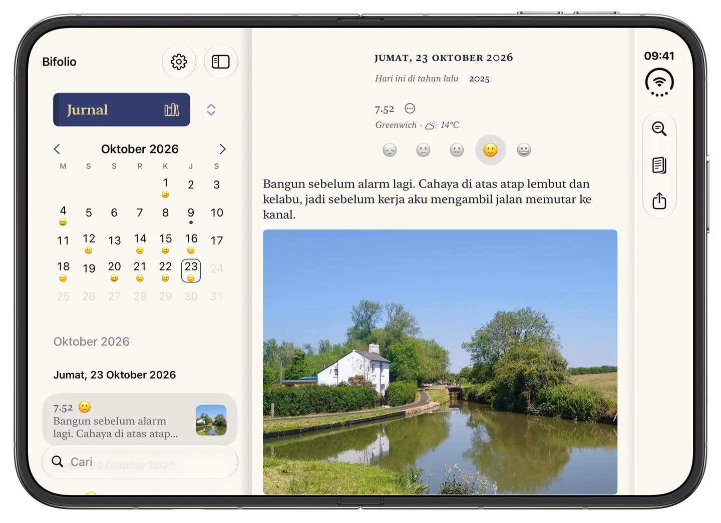 Bifolio terbuka di iPhone Duo: kalender Oktober dan entri hari itu di kiri, serta entri Jumat, 23 Oktober, dengan foto pondok putih di tepi kanal, di kanan.