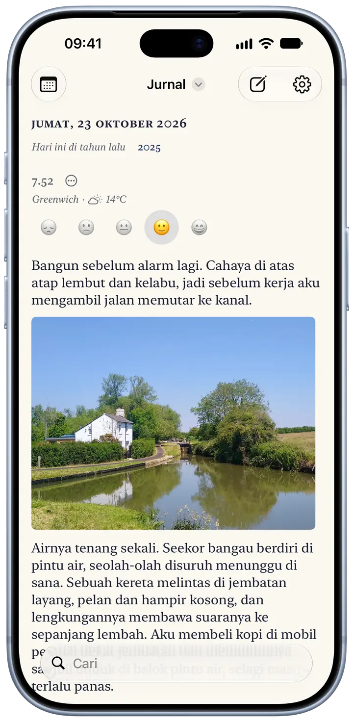 Halaman hari ini di Bifolio pada iPhone, Jumat, 23 Oktober 2026: entri pukul 7.52 di Greenwich, 14°C dan berawan sebagian, wajah tersenyum dipilih sebagai suasana hati, satu paragraf pendek tentang jalan pagi ke kanal, dan foto pondok putih di samping pintu air kanal.