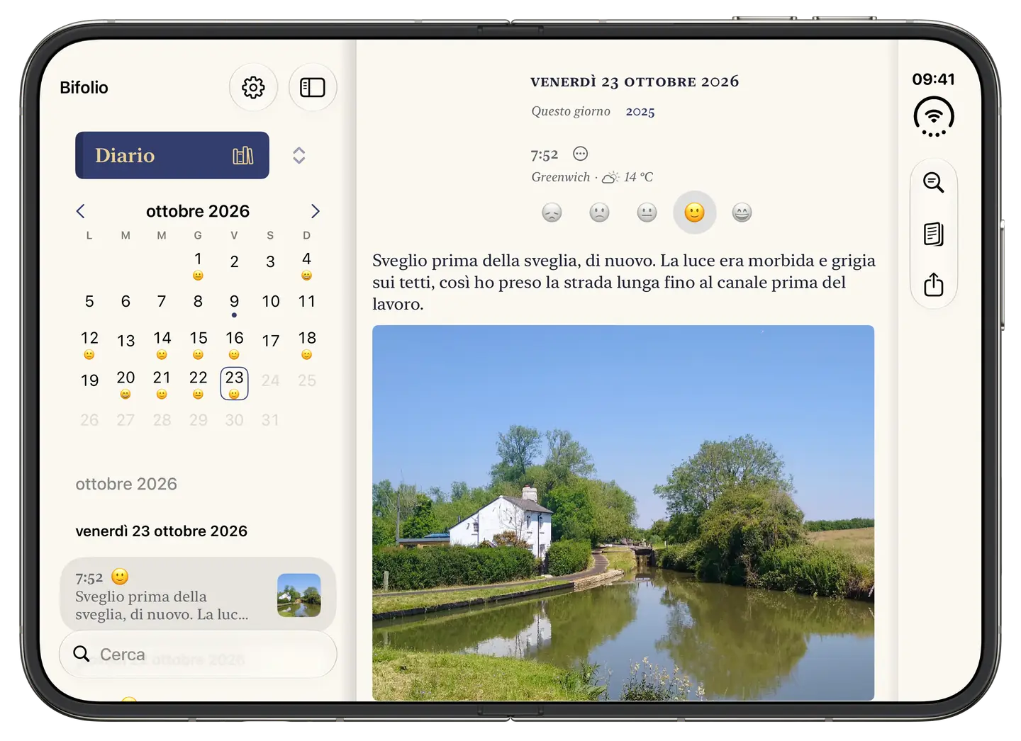Bifolio su iPhone Duo aperto: a sinistra il calendario di ottobre e le voci del giorno, a destra la voce di venerdì 23 ottobre, con la foto di una casetta lungo un canale.