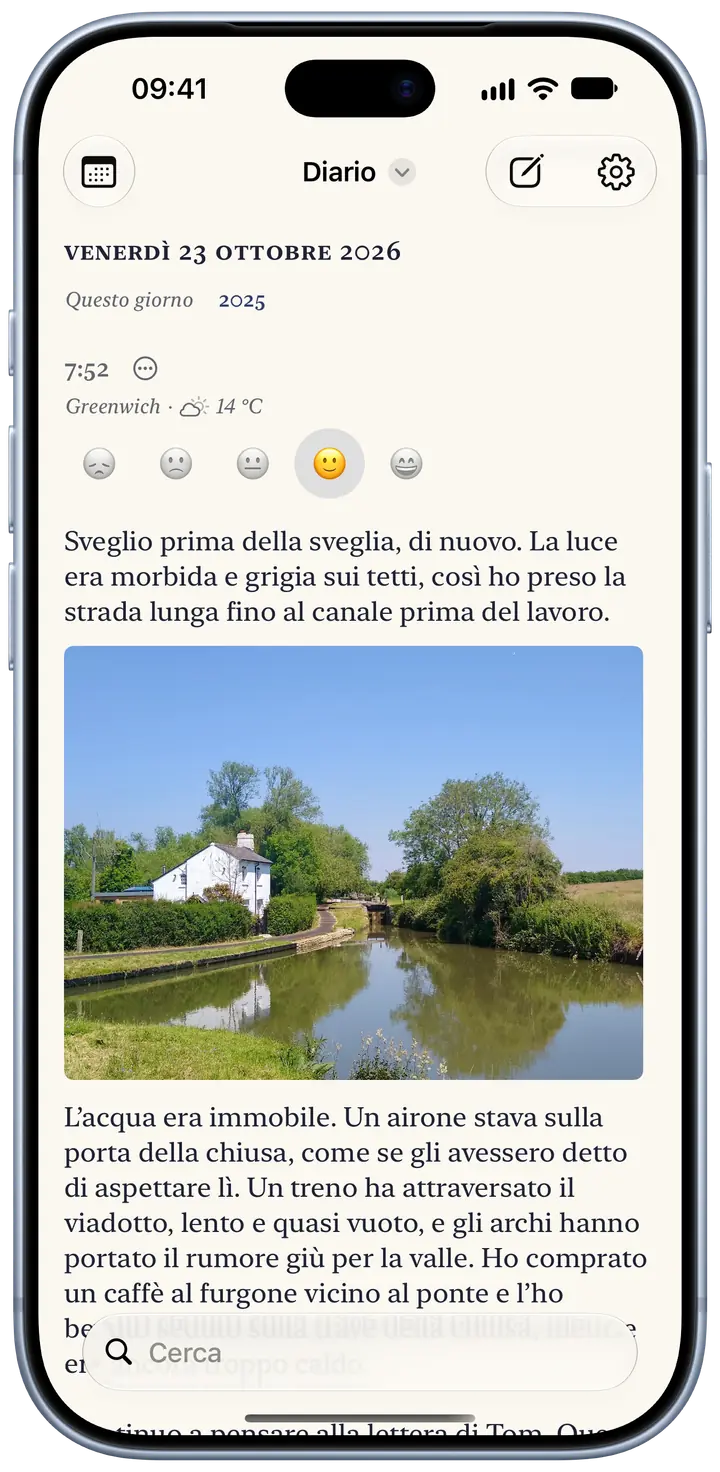 La pagina di oggi in Bifolio su un iPhone, venerdì 23 ottobre 2026: una voce delle 7:52 a Greenwich, 14 °C e parzialmente nuvoloso, un sorriso scelto come umore, un breve paragrafo su una passeggiata di prima mattina e la foto di una casetta bianca accanto alla chiusa di un canale.