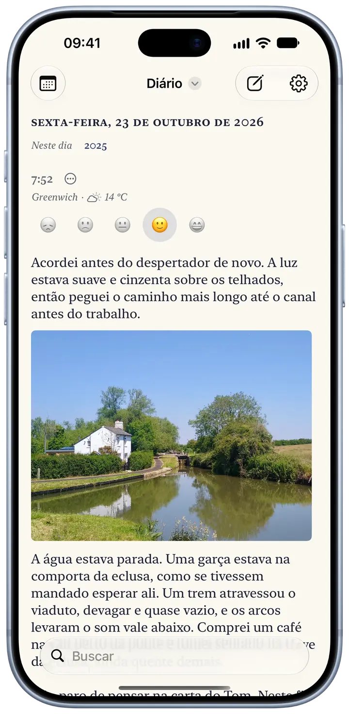 A página de hoje no Bifolio, num iPhone, sexta-feira, 23 de outubro de 2026: uma entrada das 7:52 em Greenwich, 14 °C e parcialmente nublado, um rostinho sorridente escolhido como humor, um parágrafo curto sobre uma caminhada logo cedo e a foto de uma casinha branca junto à eclusa de um canal.