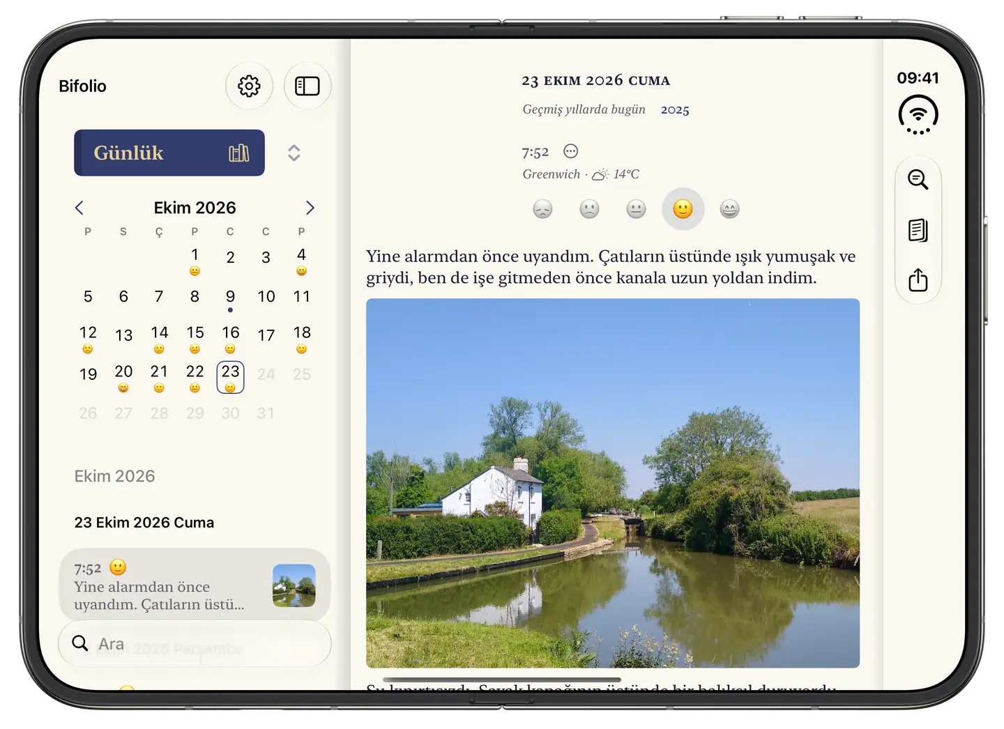 Açık iPhone Duo ekranında Bifolio: solda ekim takvimi ve günün kayıtları, sağda kanal kıyısındaki bir evin fotoğrafıyla 23 Ekim Cuma kaydı.