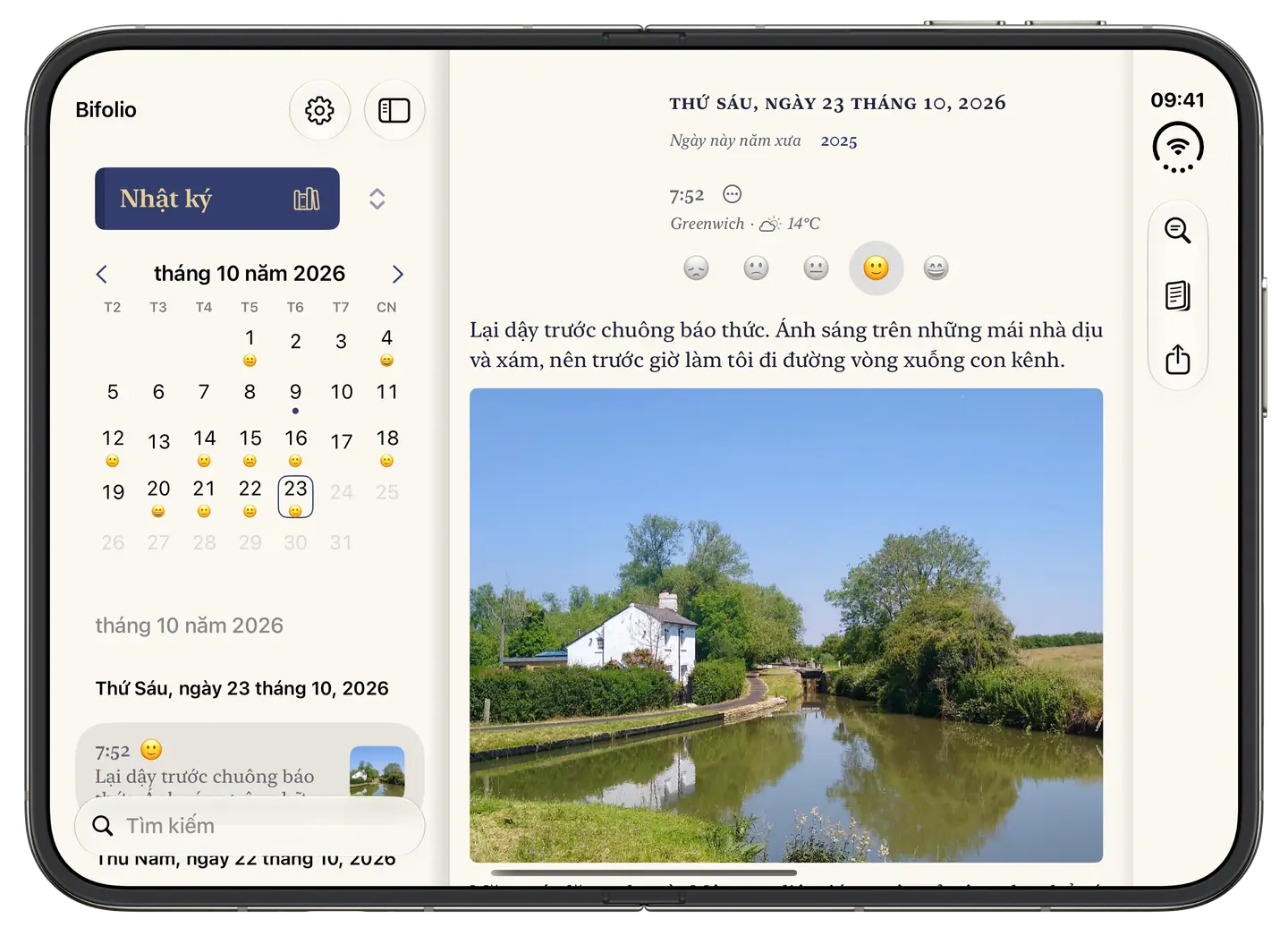 Bifolio mở trên iPhone Duo: lịch tháng 10 và các mục trong ngày ở bên trái, còn bên phải là mục ngày Thứ Sáu, 23 tháng 10, kèm ảnh một ngôi nhà nhỏ bên con kênh.