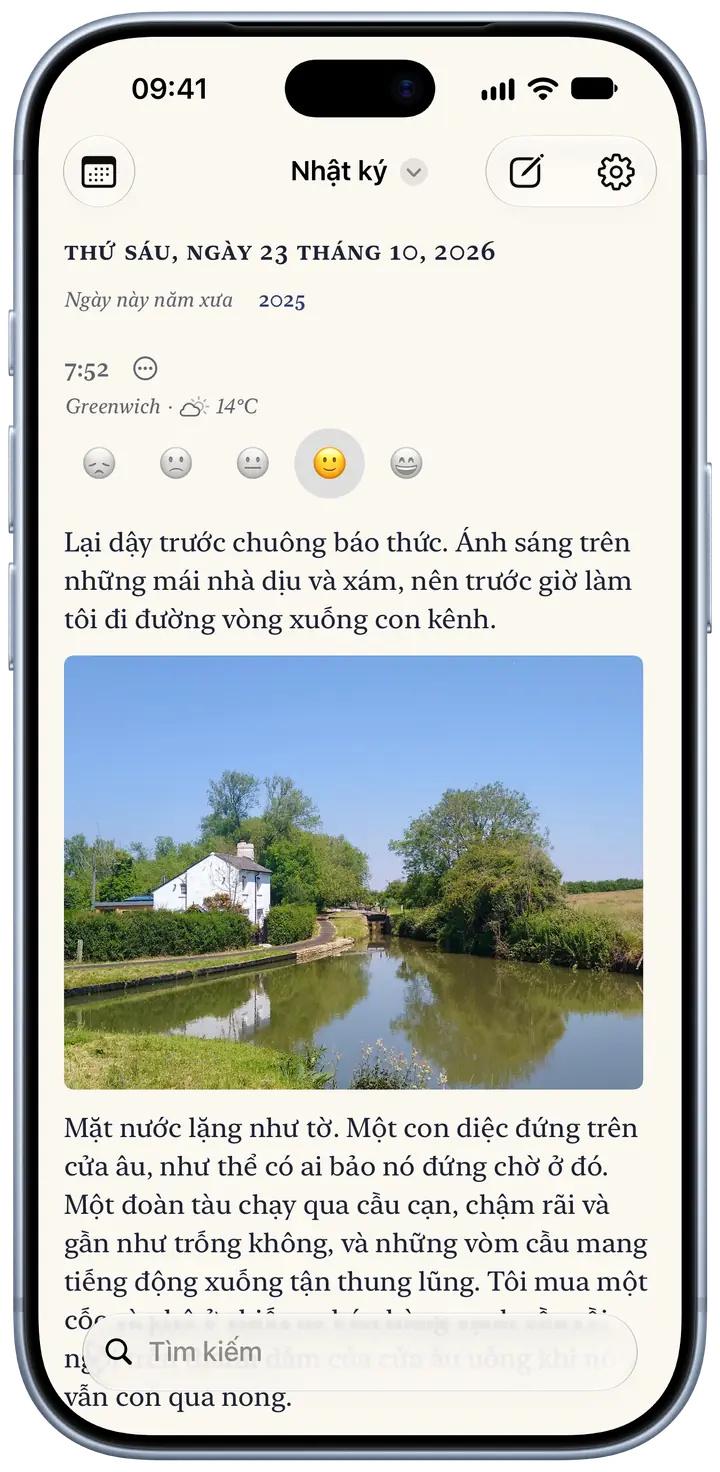 Trang hôm nay của Bifolio trên iPhone, Thứ Sáu, ngày 23 tháng 10, 2026: một mục lúc 7:52 ở Greenwich, 14°C, trời có mây rải rác, mặt cười được chọn cho tâm trạng, một đoạn ngắn về chuyến dạo bộ sớm xuống con kênh, và ảnh một ngôi nhà nhỏ màu trắng bên âu thuyền trên kênh.