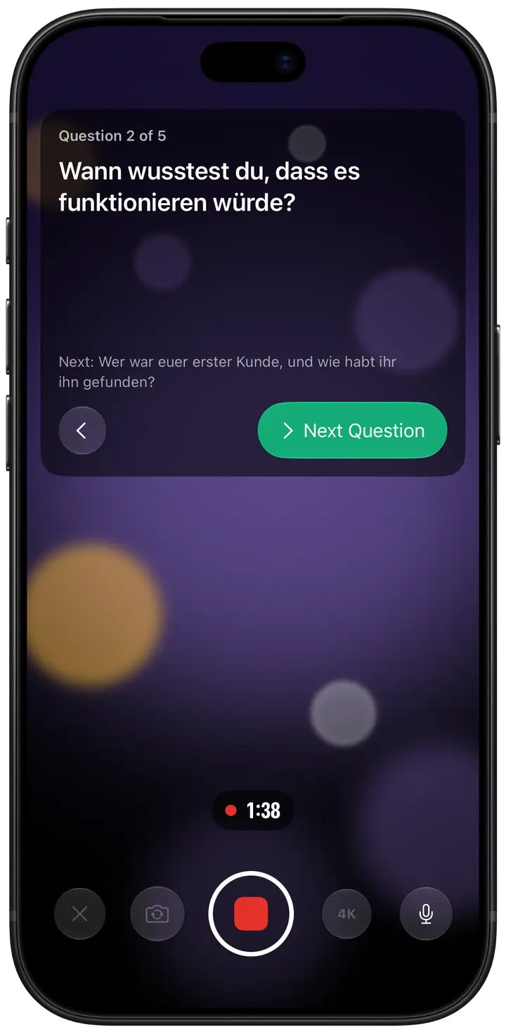 Der Interviewmodus bei der Aufnahme: Eine Karte oben auf dem Bildschirm zeigt die aktuelle Frage, darunter die nächste und die Taste „Next Question“.