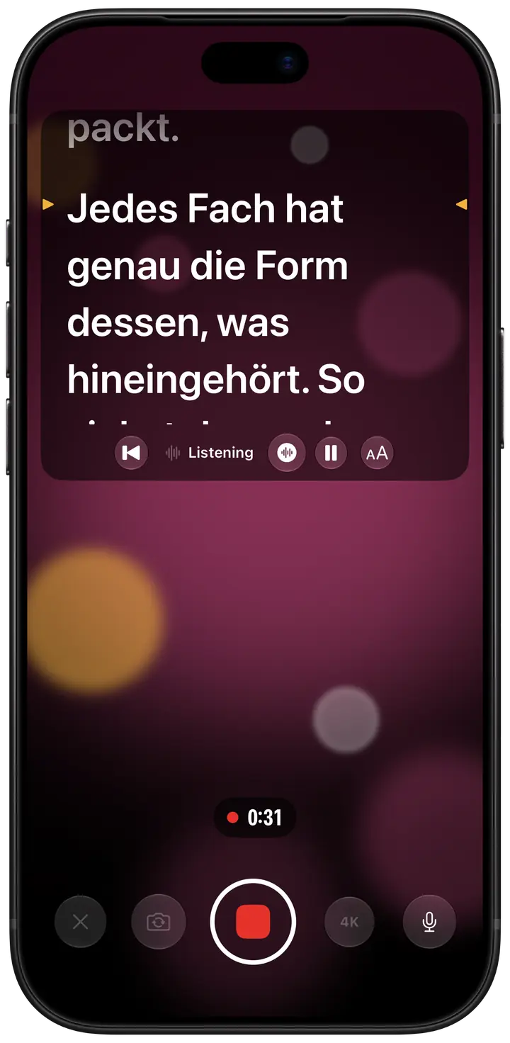 Aufnahme mit eingeschaltetem Scrollen per Stimme: Im Skriptfeld oben auf dem Bildschirm steht „Listening“, während der Text mit der sprechenden Person Schritt hält.