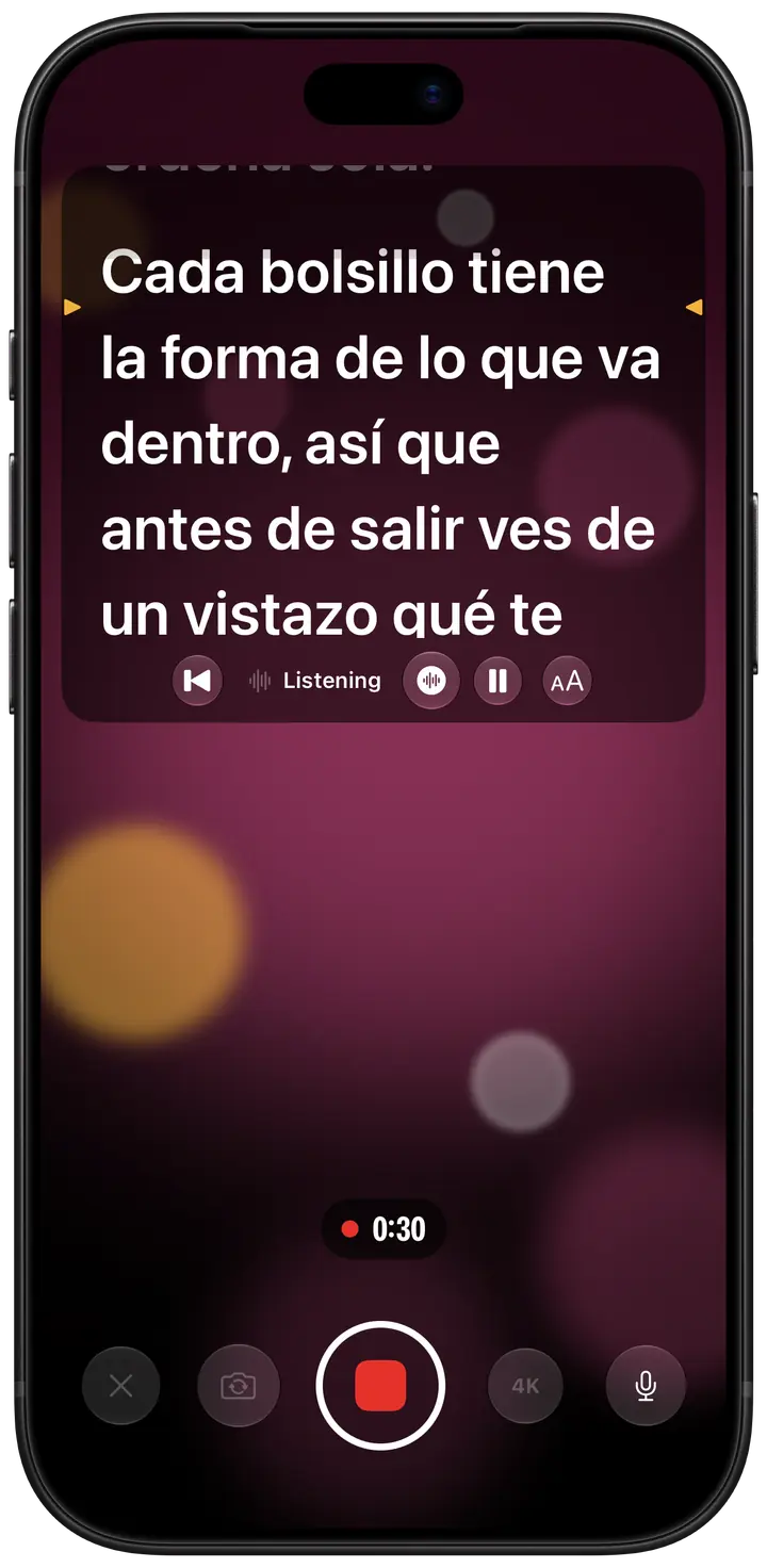 Grabando con el seguimiento de voz activado: el panel del guion, en la parte superior de la pantalla, indica Listening mientras el texto sigue el ritmo de quien habla.
