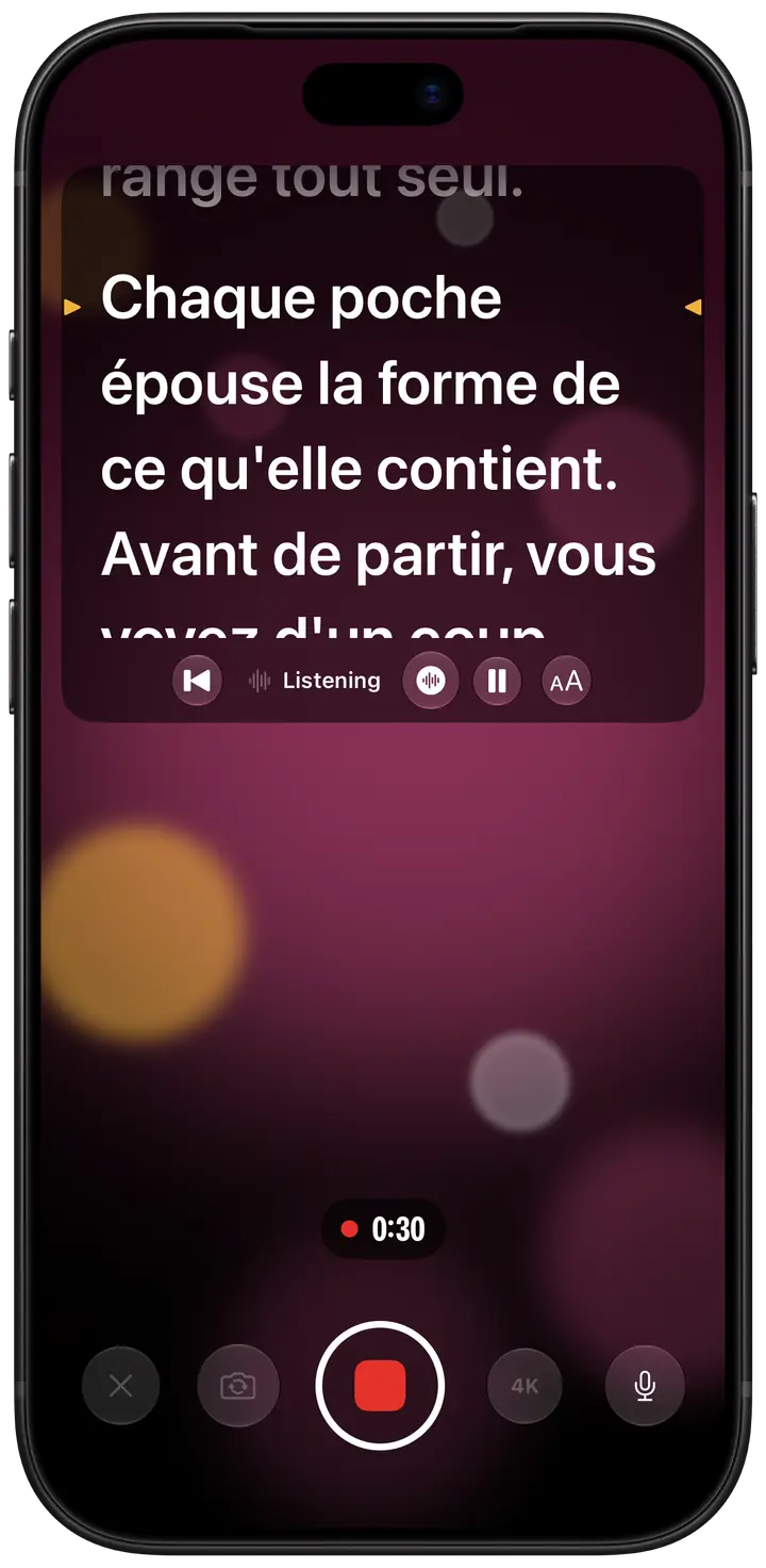 Enregistrement avec le suivi vocal activé : le panneau du texte, en haut de l’écran, affiche Listening pendant que les mots suivent le rythme de la personne qui parle.