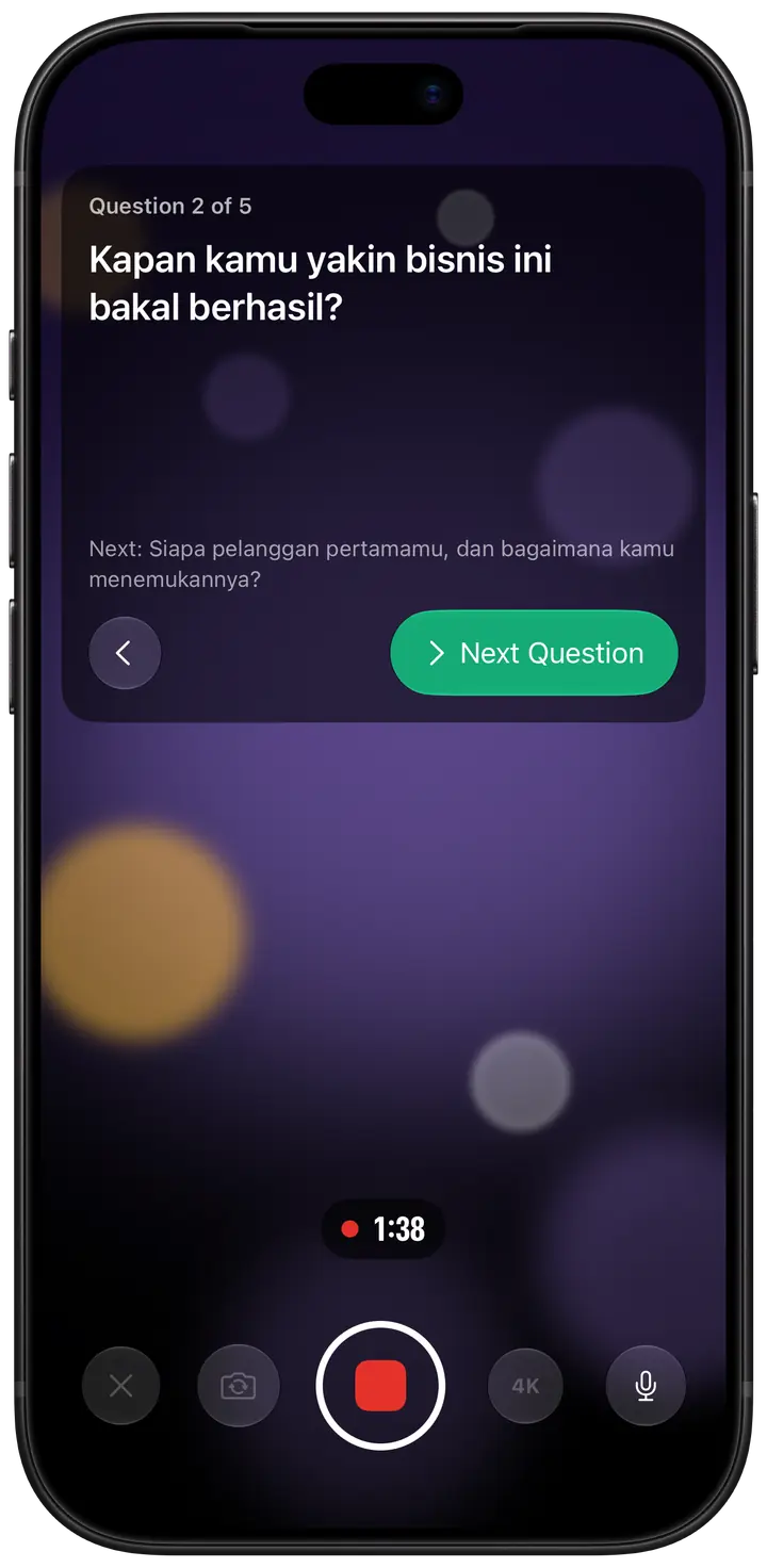 Mode wawancara saat merekam: kartu di bagian atas layar menampilkan pertanyaan yang sedang diajukan, pertanyaan berikutnya di bawahnya, dan tombol Next Question.
