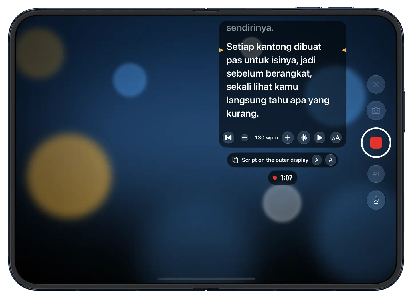 iPhone Duo terbuka: studio Eyeline di layar dalam, dengan panel naskah, kontrol kecepatan, ukuran teks untuk layar luar, dan tombol rekam.