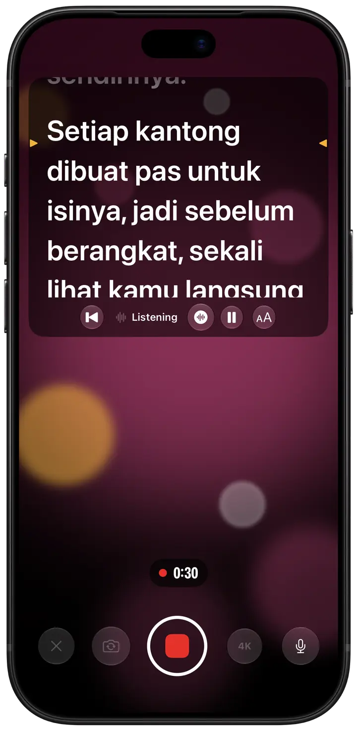 Merekam dengan ikuti suara aktif: panel naskah di bagian atas layar menampilkan Listening, sementara teks bergerak seiring ucapan pembicara.