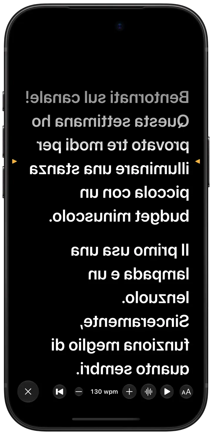 La modalità Prompt: il copione riempie uno schermo nero, specchiato per il vetro semiriflettente di un teleprompter, con la riga da leggere segnata in ambra.