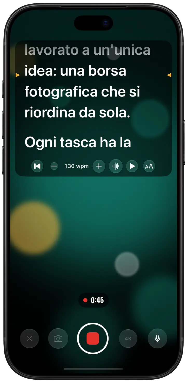 Eyeline in registrazione su iPhone: il copione scorre in un riquadro in cima allo schermo, subito sotto la fotocamera, con segni color ambra ai lati della riga da leggere, sopra il timer e il pulsante di registrazione.