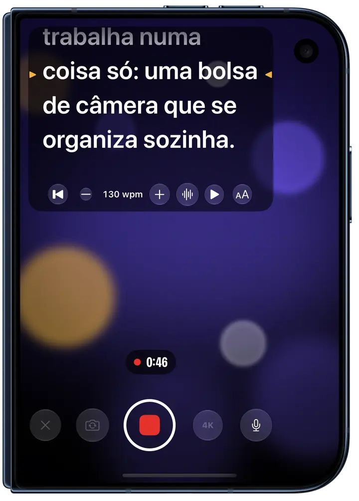 O Eyeline gravando na tela externa de um iPhone Duo dobrado: o roteiro logo abaixo da câmera frontal, a linha a ser lida marcada em âmbar, a 130 palavras por minuto, com a gravação em 0:46.