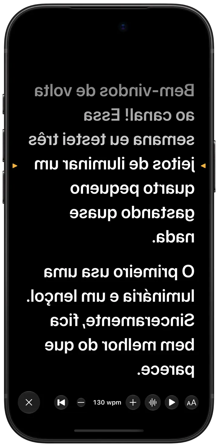 O modo Prompt: o roteiro ocupa uma tela preta, espelhado para o vidro semirrefletor de um teleprompter, com a linha a ser lida marcada em âmbar.