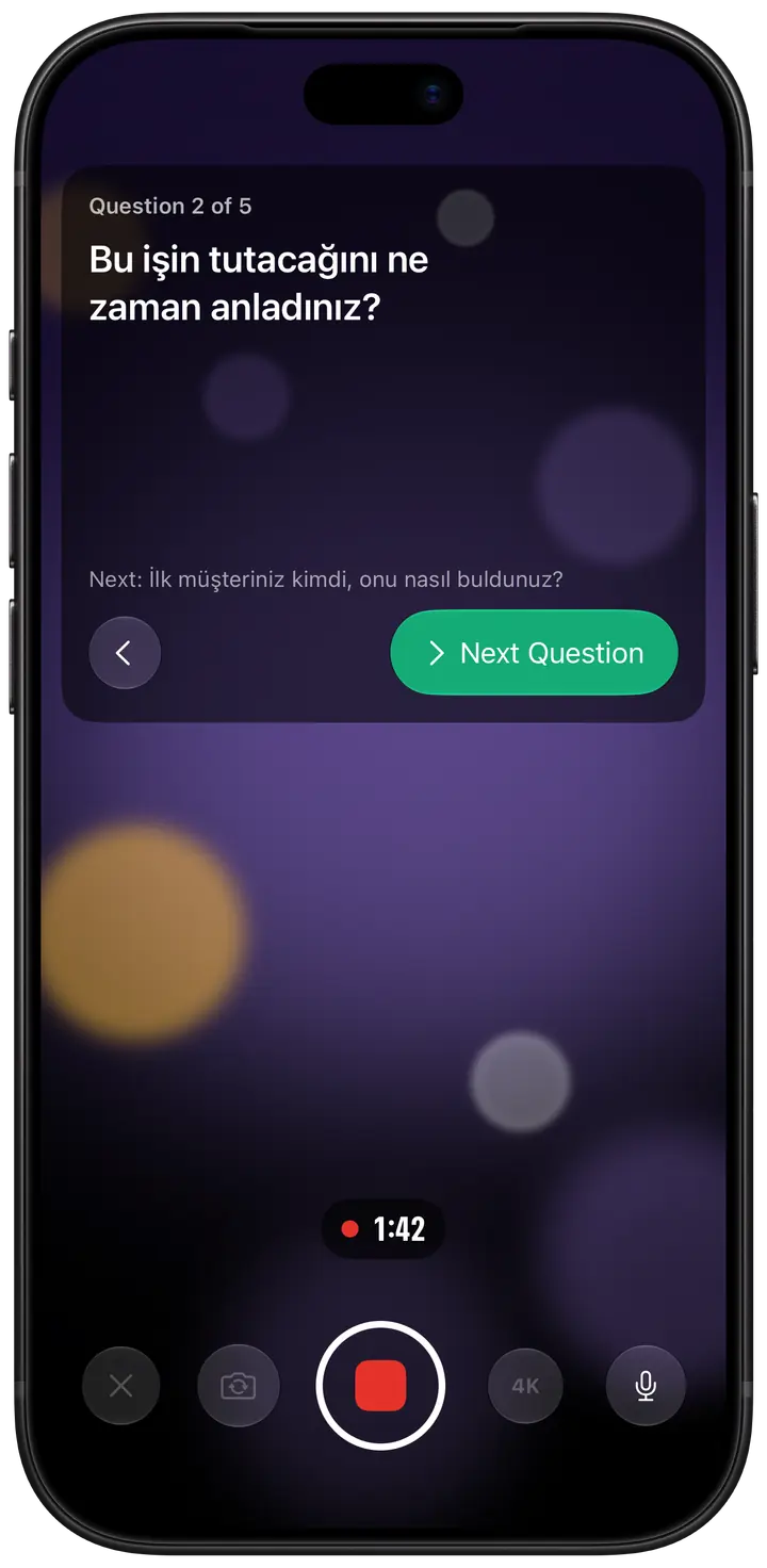 Kayıt sırasında röportaj modu: ekranın üstündeki kartta o anki soru, altında sıradaki soru ve Next Question düğmesi.