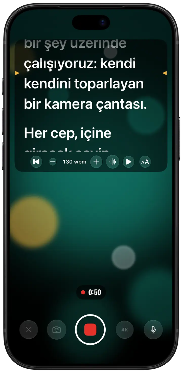 iPhone ekranında kayıt yapan Eyeline: Türkçe metin, ekranın üstündeki bir panelde, kameranın hemen altında akıyor; okunacak satırın iki yanında kehribar renkli işaretler, altta süre ve kayıt düğmesi.