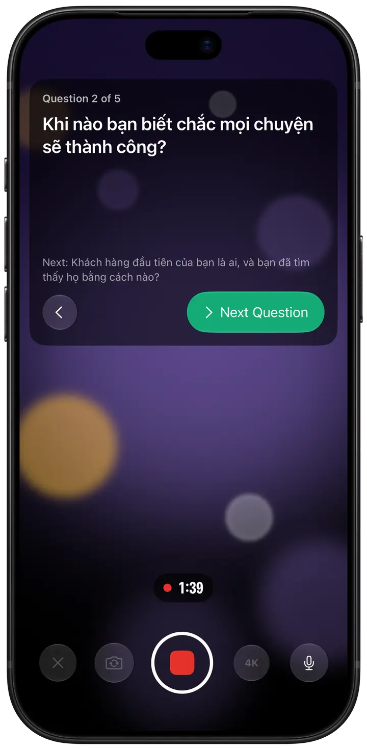 Chế độ phỏng vấn khi đang quay: thẻ ở đầu màn hình hiện câu hỏi hiện tại, câu tiếp theo bên dưới và nút Next Question.