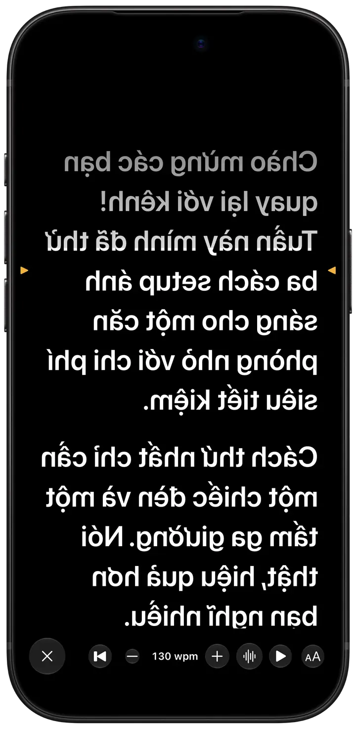 Chế độ Prompt: kịch bản phủ kín màn hình đen, lật ngược như gương để đọc qua kính phản chiếu của máy nhắc chữ, dòng cần đọc được đánh dấu màu hổ phách.