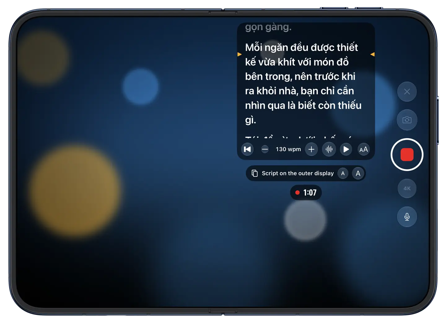 iPhone Duo mở ra: giao diện quay của Eyeline trên màn hình trong, với khung kịch bản, nút chỉnh tốc độ, cỡ chữ cho màn hình ngoài và nút quay.