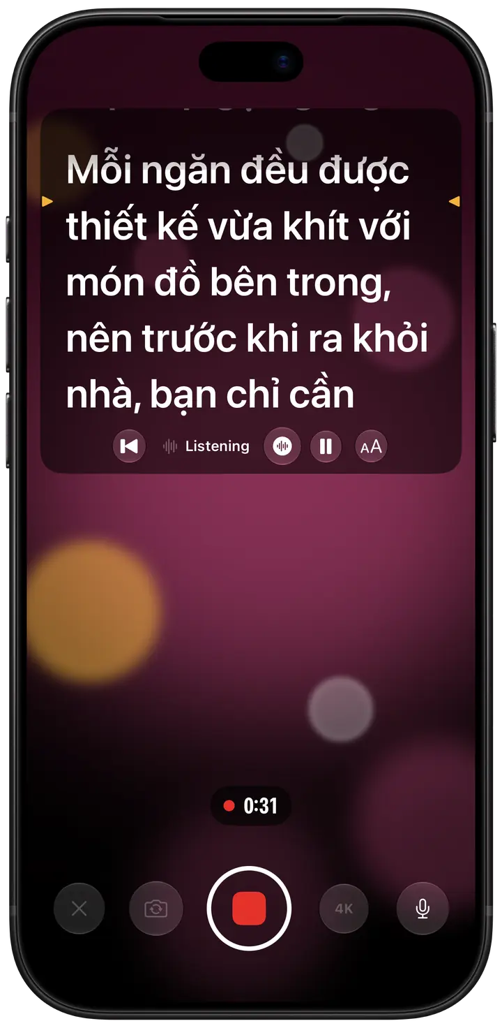 Đang quay với tính năng theo giọng nói: khung kịch bản ở đầu màn hình hiện trạng thái Listening, trong khi chữ chạy theo nhịp người nói.
